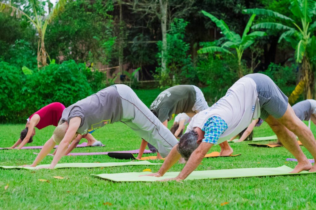 asanas de yoga no gramado